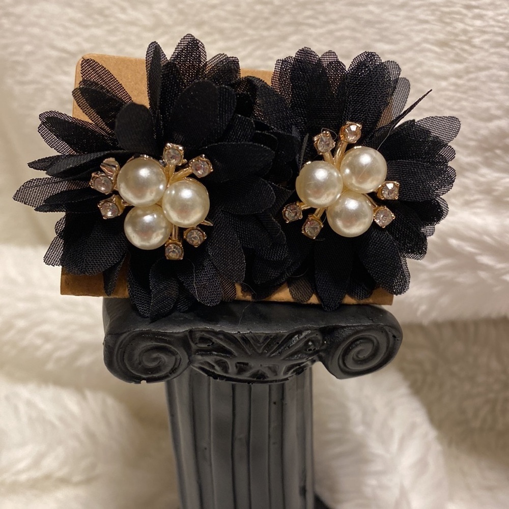 Black big petal floral tulle with faux pearls post back women OS‎
